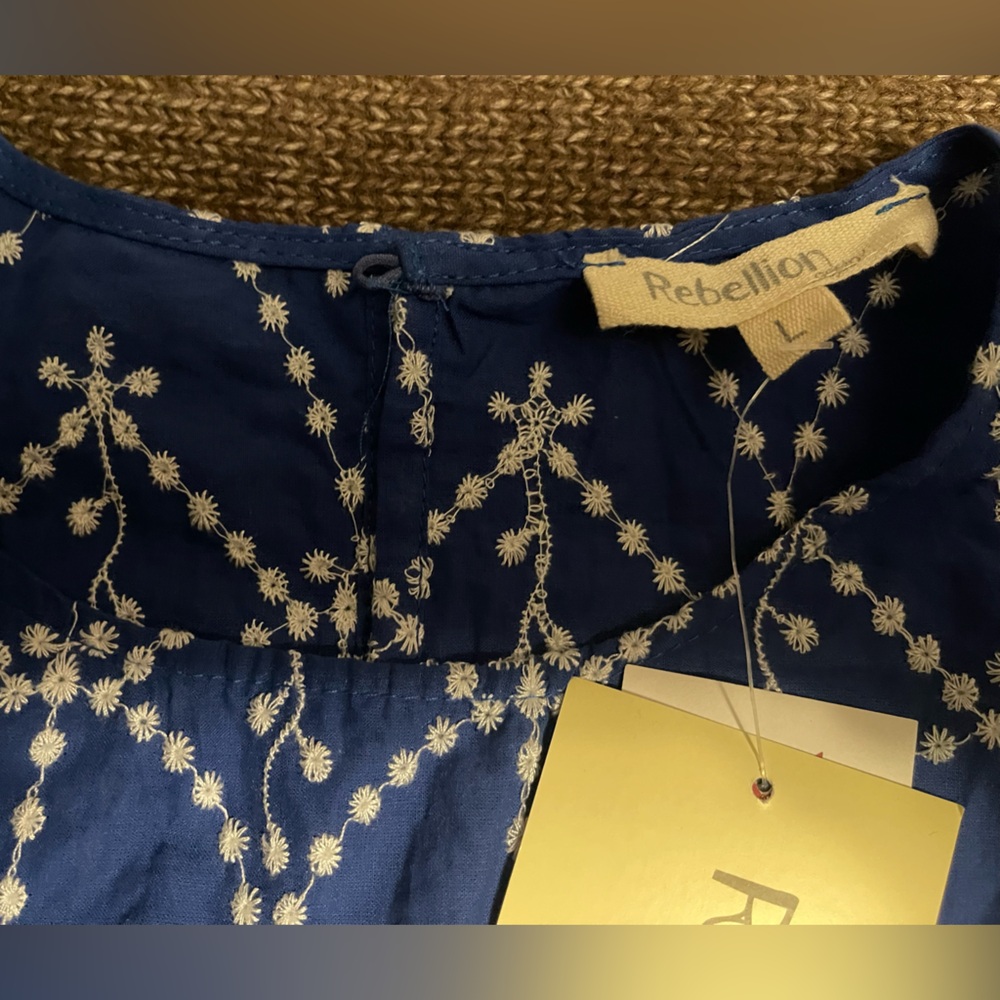 Rebellion NWT Blue and White Floral Top - Picture 6 of 10